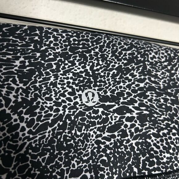 Lululemon In Movement Everlux Tight 25” Size 6 - Picture 13 of 15